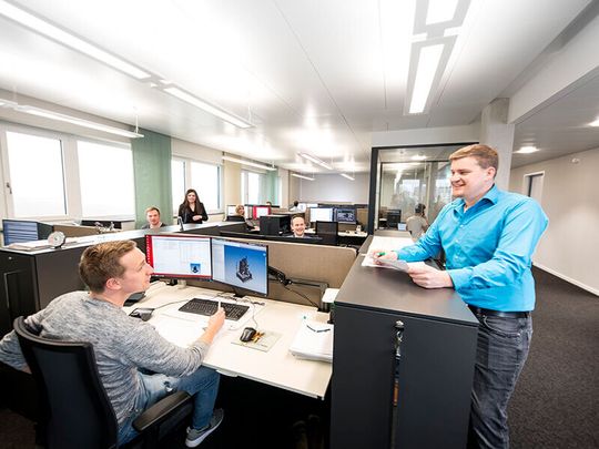 Die Klotz GmbH aus Kötz meldet stolz, dass sie die Maschinen- und Anlagenentwicklung per digitalem Zwilling auf ein neues Level gehoben hat. Was das Unternehmen genau damit meint, erklärt es in diesem Beitrag.(Bild:  Klotz)