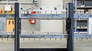 Lineartaktsysteme sind häufig der Flaschenhals von Montage- und Verpackungslinien. Mit einer neuen Lösung aus Servomotor und Präzisionsgetriebe (im Bild der Prototyp) sind nun effizientere Prozesse möglich. (Bild: tech4automation)