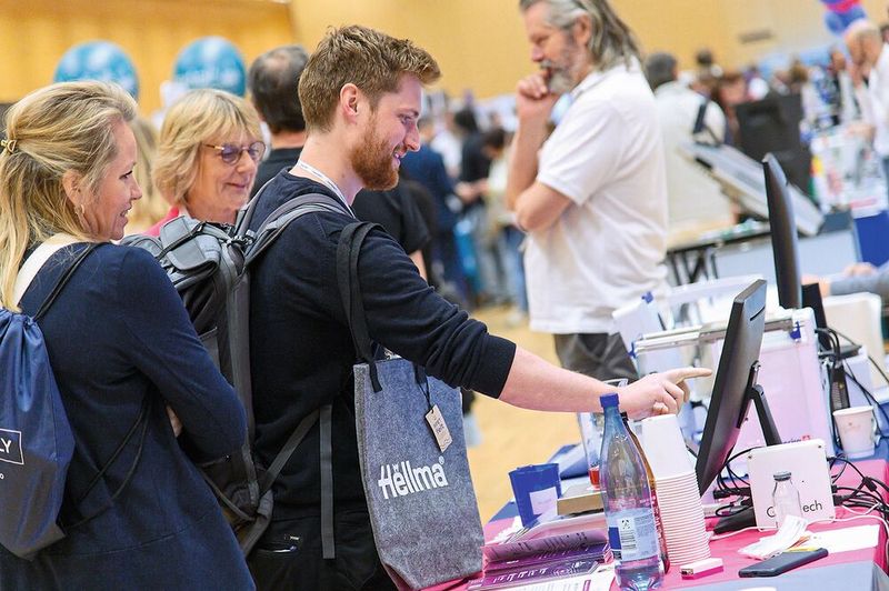 ... oder man begleitet die Referenten zum Stand in der Ausstellung. Die meisten Vorträge kommen von Firmen, die ihre Produkte auch in der Halle präsentieren und dort für längere Gespräche bereitstehen.   Mehr Infos zu den kommenden LAB-SUPPLY-Messen finden Sie auf www.lab-supply.info (Bild: Stefan Stark)