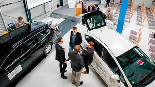 Die TU Darmstadt hat an ihrem Institut für Verbrennungskraftmaschinen und Fahrzeugantriebe  ein Demo-Zentrum für Elektromobilität und Hybridtechnik eröffnet. (Foto: TU Darmstadt/Gregor)