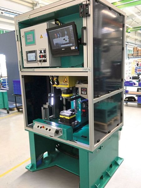 Kompaktsystem für das eclinchen: Auf dem Universaluntergestell sind Presse, Steuerung und Prozessüberwachung übersichtlich untergebracht. (TOX)