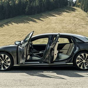 Für ein Elektroauto mit Riesen-Akku wirkt der Lucid Air relativ flach.(Bild:  Lucid Motors)