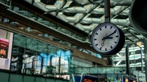 Railway electronics require specially selected semiconductors to withstand voltage spikes, vibration, and harsh operating conditions. (symbolic image) (Source: © SkandaRamana - stock.adobe.com)