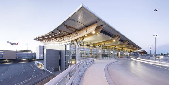 (Holzkonstruktion im Flughafen Oslo. Bild: DERIX-Gruppe)