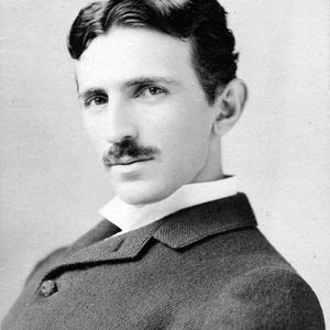 Freie Energie forderte Nikola Tesla. Sein Name ziert mittlerweile ein Auto und die Ingenieure leben ein Stück weit auch seine Philosophie.