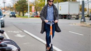 Die neuen E-Scooter eignen sich vor allem für die letzte Meile – also zum Beispiel vom Bahnhof in das Büro.  (Bild: Ford)