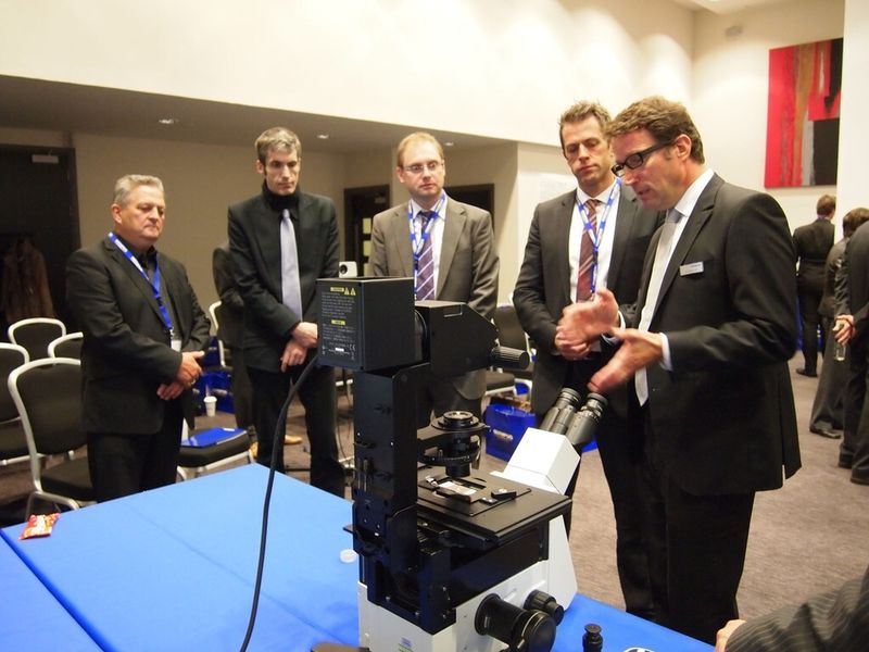 Die Fachpresse konnte sich in mehren Hands On Sessions von den Neuerungen der IX3-Mikroskopie-Serie überzeugen. (Bild: Olympus)