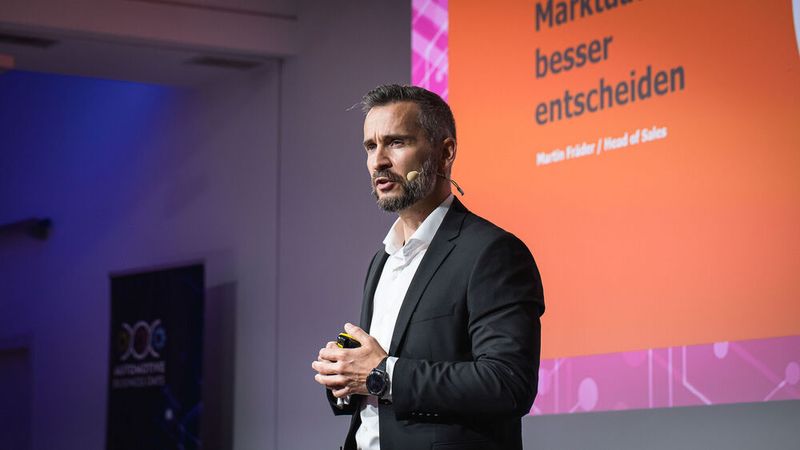 Im Vortragsformat Impuls-Café referierte Martin Fräder, Head of Sales bei Mobile.de, über das rieisige Datenwissen, das der Fahrzeugmarkt über potenzielle Kunden hat. (Bild: Stefan Bausewein)