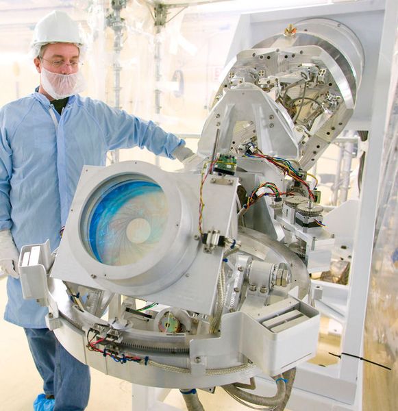 Diese Aufnahme zeigt das NIF Final Optics Damage Inspection (FODI) system. Sie sorgt dafür, dass die optischen Systeme für die 192 Laser fehlerfrei arbeiten (Archiv: Vogel Business Media)