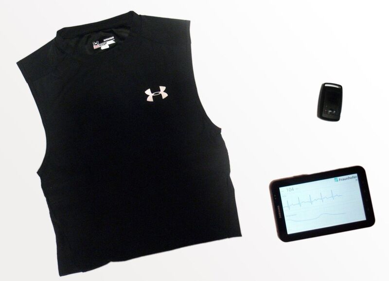 Das FitnessShirt liest beim Tragen kontinuierlich Körpersignale wie Puls und Atmung aus. Die ausgewerteten Daten lassen sich beispielsweise auf einem Smartphone oder Tablet-PC visualisieren. (Fraunhofer IIS)