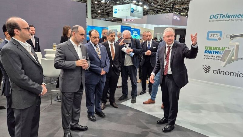Organisiert von der Messe Düsseldorf: der Besuch des Gesundheitsministers aus Saudi-Arabien, H.E. Fahad Abdulrahman AlJalajel am Stand des HOTF.     (Bild: DGTelemed)