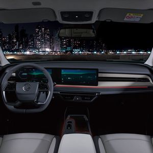 Der Elektro-Torres unterscheidet sich sowohl innen als auch außen deutlich von seinem konventionell angetriebenen Bruder.(Bild:  Ssangyong)