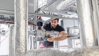 Prüfstand zur Untersuchung dampferzeugender Wärmepumpen für Prozesstemperaturen von 160 °C am Fraunhofer ISE.  (Bild: Fraunhofer ISE / Fotograf Michael Spiegelhalter)