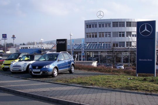 Das Mercedes-Benz-Autohaus Auto-Scholz-AVS in Jena: An der vielbefahrenen Zufahrtsstraße platziert das Verkaufsteam bewusst Fremdfabrikate als „Hingucker“. (Archiv: Vogel Business Media)