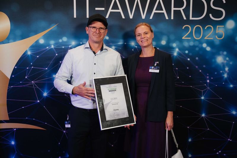 Armin Weißer und Kristina Ettrich-Schmidt von iTernity freuen sich über Silber in der Storage-Kategorie „Archivierung“. (Bild: Manuel Emme Fotografie)