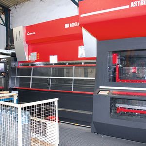 Auf der Amada-Abkantpresse HD 1003 ATC können die Mitarbeiter bei Dreeskornfeld rüstintensive Teile besonders schnell fertigen.(Bild:  Itasse)