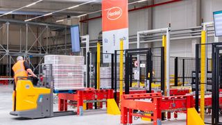 Innerhalb von einer Stunde können im neuen Hochregallager von Henkel bis zu 250 Paletten ein- und ausgelagert werden. (Bild: Henkel)
