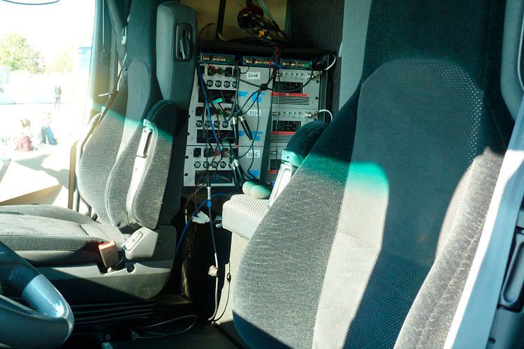 Das Equipment zum Test des Highway-Pilot-Systems braucht noch Platz. Redundante Sensorik und ausfallsichere Komponenten wie Lenkung und Bremsen garantieren einen extrem hohen Sicherheitsstandard. (Foto: Wolfgang Pester)