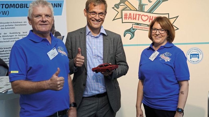 Über den Besuch des zukünftigen ZDK-Hauptgeschäftsführers Kurt-Christian Scheel (M.) freuten sich Claudia Kefferpütz und Joachim Syha von der ZDK-Abteilung Berufsbildung. (Bild: ZDK)