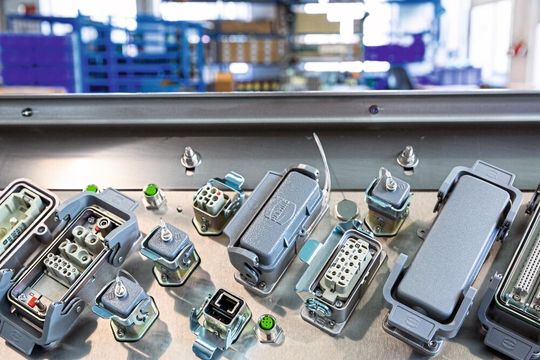 Fertig montierte Steckverbinder tragen dazu bei, Fehler bei der Anlagenverkabelung beim Kunden zu vermeiden.(Bild:  Harting)