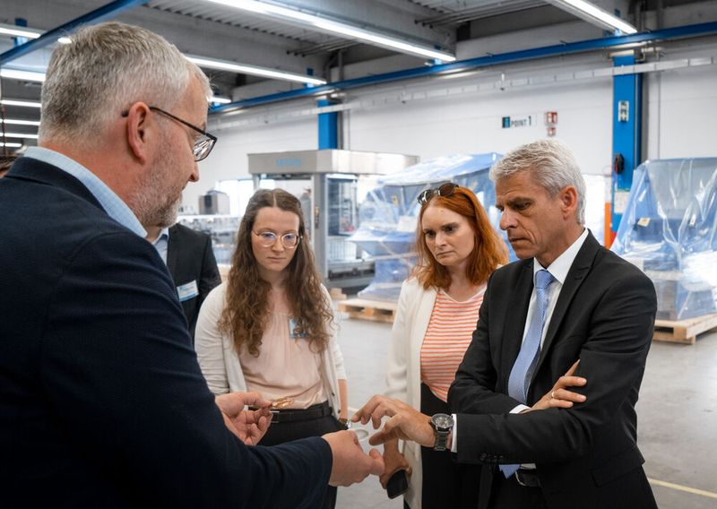 Rundgang durch die Optima-Werkshalle. Dort konnten etwa klimaneutrale Verpackungsinnovationen und besonders sparsam arbeitende Maschinen erlebt werden. (Bild: Optima)