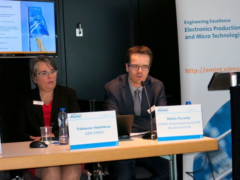 Seit 2016 hat die Medtec Europe die Arbeitsgemeinschaft Medizintechnik des Verbands Deutscher Maschinen- und Anlagenbau (VDMA) als strategischen Partner an ihrer Seite. Im Bild: Brand-Managerin Fabienne Valambras (UBM) und Niklas Kuczaty (VDMA). (Reinhardt / Devicemed)