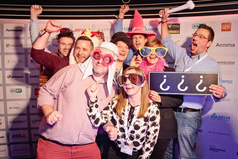 Der Fotospiegel ist ein Highlight des Abends für die Gäste (v. l.): Markus Funk (CYCOM), Markus Steiner (CPX), Frank Berns (IT for Life), Maria Kornhoff (iTeam), Jenny Schöne (IT for Life), Kerstin Ehrig-Wettstaedt (Ehrig GmbH), Thorsten Dampf (dampf it), sowie Timo Hönes (hinten, Datareform) (Astrid Piethan)