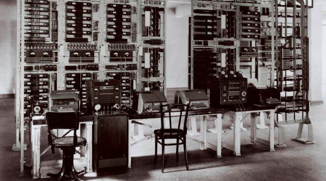 1933 - eine Telexnetz-Stelle in Berlin: Mit dem so genannten Telexnetz gab es eine Vernetzung von Telegrafen mit einer Schreibmaschinen-Tastatur – die dabei verwendeten Fernschreibmaschinen entwickelte Siemens im Jahr 1927.