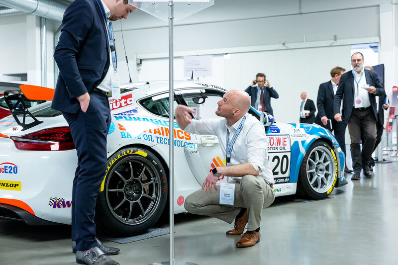 Aufmerksamkeit bekamen auch mitgebrachte Fahrzeuge: Ein Porsche GT-3 aus dem Racing Team des Rappers Smudo...  (Stefan Bausewein)