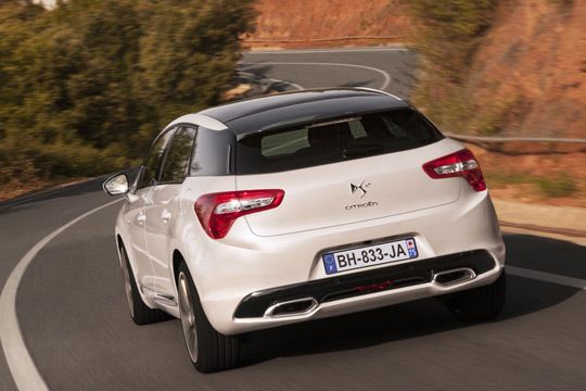 Citroën-Ingenieure machen auf „deutsch“: Die Fahwerksabtimmung des 4,53 langen DS5 ist - untypisch für französische Modell - „extrem sportlich“, um nicht zu sagen „hart“ ausgefallen. (Citroën)