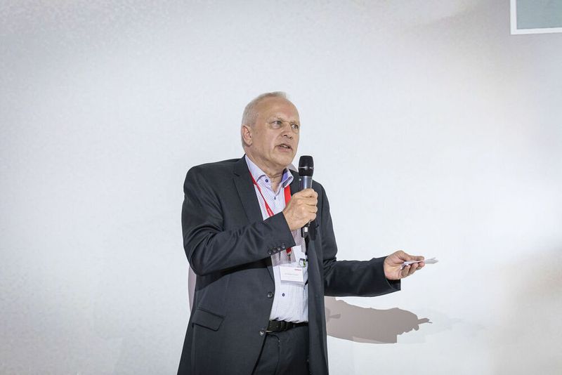 Anwenderkongress Steckverbinder 2023: Tag 1 mit Basisseminaren, Podiumsdiskussion und Posterslam. (Bild: Stefan Bausewein)