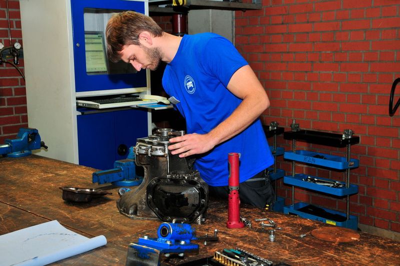 Sebastian Zwerenz aus Bayern ergründet hier, warum der dritte Gang des Getriebes beim Schalten Geräusche macht. (Schmidt/»kfz-betrieb«)