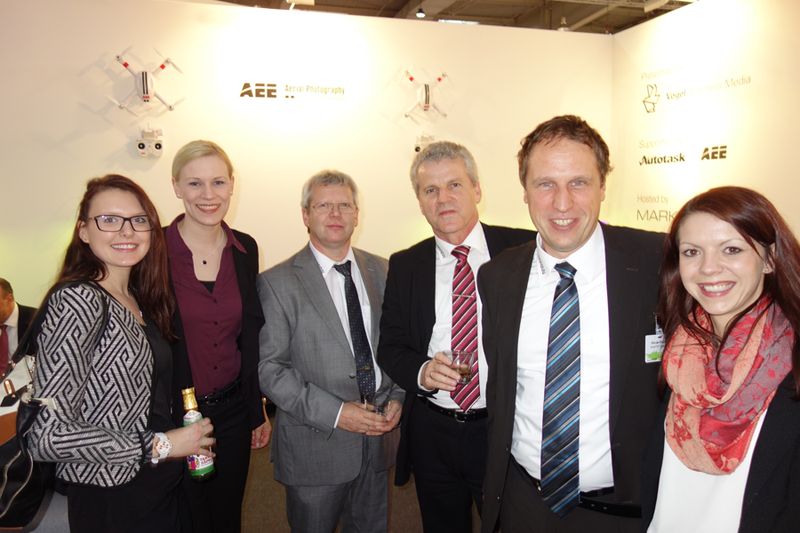 Die Mädels der Vogel IT-Akademie mit (v. l.) Lutz Decker, Herbert Varga und DJ Bösinger, Arrow (Bild: IT-BUSINESS)