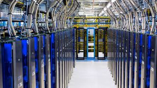 Mercedes-Benz erweitert sein digitales Produktionsumfeld „MO360“ – und vernetzt seine Werke mittels der Microsoft Cloud. (Bild: © Microsoft)