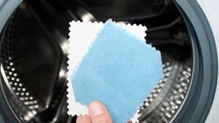 Langanhaltende Mikroverkapselung: Auch nach mehrmaligem Waschen bleibt das Textil durch die anhaftenden blauen Mikrokapseln gefärbt. Das macht sichtbar, wie stabil die Kapseln sind und wie gut deren Anbindung an das Textil ist. (Fraunhofer-IAP)