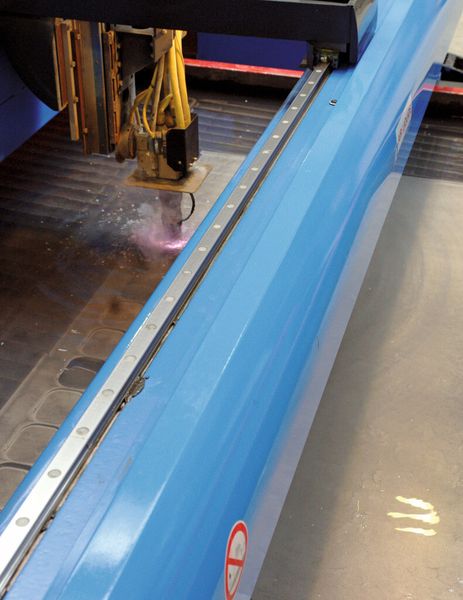 Bild 5: Praktisch emissionsfrei und besonders leise schneidet die leicht bedienbare Alphatome II sowohl Aluminium als auch Edelstahl. (Bild: Oerlikon)