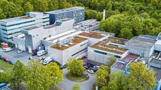 In der Bildmitte oben ist das neue Gebäude (dunkelgrau) des Forschungsinstituts für Kraftfahrwesen und Fahrzeugmotoren Stuttgart (FKFS) in Stuttgart zu erkennen. (FKFS)