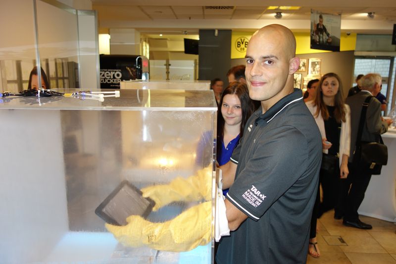 Nils Boettcher, Tarox, setzte das Tablet unter Wasser. (Bild: IT-BUSINESS)