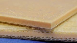 Bild 1: Unter Anwendung syntaktischer Schaumsysteme arbeitet das IKV an einem einstufigen Prozess zur integrierten Herstellung von Schaumkernen mit endlosfaserverstärkten Deckschichten. (Bild: Karatzias)