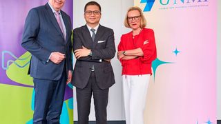 Von links: Kai Beckmann, Mitglied der Geschäftsleitung von Merck und CEO Electronics, Ertian Su, Chairman & Chief Executive Officer von GNMI und Belén Garijo, Vorsitzende der Geschäftsleitung von Merck (Bild: Merck/ Oliver Ruether)