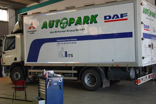 Die Servicefahrzeuge stehen rund um die Uhr für ihren Einsatz bereit. (»kfz-betrieb«)