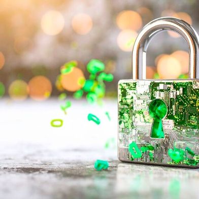 Beim Confidential Computing werden die Daten nur für den Moment der Berechnung in einem geschützten Bereich der Hardware entschlüsselt und anschließend sofort wieder verschlüsselt. (Bild: © Theerapat - stock.adobe.com / KI-generiert)