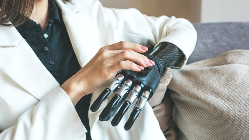 Robotische und prothetische Hände gehören zu den technisch anspruchsvollsten Komponenten moderner Robotik- und Automationslösungen. (Bild:  © franz12 – stock.adobe.com)