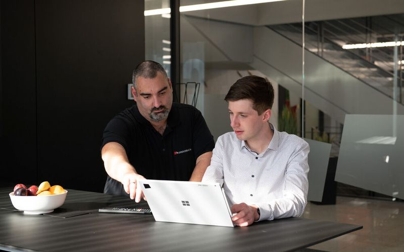 Die Grenzebach-Experten haben in enger Zusammenarbeit mit König + Neurath dessen Intralogistik nach allen Wünschen modernisiert. Von links: Florian Karl, Sales Manager Intralogistics Europe von Grenzebach, und David Schuch, Industrial Engineering von König + Neurath. (Bild: Grenzebach)