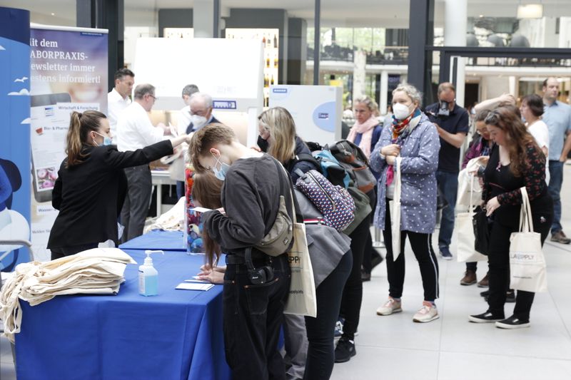 Wie schon bei der LAB-SUPPLY Wien, waren auch in Berlin die Corona-Maßnahmen gelockert: Eine Besucherregistrierung sowie die Maskenpflicht gab es nicht. Viele Besucher trugen sicherheitshalber dennoch weiterhin ihre Corona-Maske.   Mehr Infos zu den kommenden LAB-SUPPLY-Messen finden Sie auf www.lab-supply.info.  (C. Lüttmann, LABORPRAXIS)