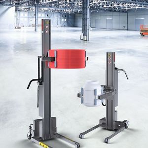 Das elektrische Greifwerkzeug QC3 soll die sichere und effiziente Handhabung von Fässern und Packmitteln bis 60  kg ermöglichen. Kombinierbar ist der kompakte Heber mit den mobilen Industrie-Hebeliften Impact 130-3 (links) oder Inox 90-3 (rechts). Mit Letzterem ist auch eine Anwendung des QC3 im Hygienebereich möglich – der Hebelift ist zu 100  % aus Edelstahl und verfügt über elektropolierte Oberflächen sowie die Schutzklasse IP 66.(Bild:  Hovmand)