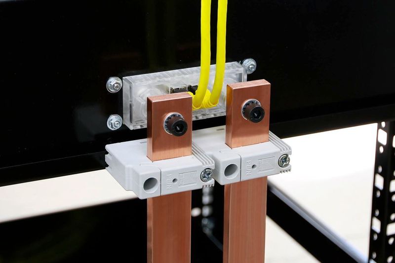 Die Schubladen der Speicherschränke sind mit zwei Han-200-A-Modulen für die Leistungsübertragung ausgestattet, ergänzt um zwei Han-Megabit-Module für den Datenaustausch. (Harting)