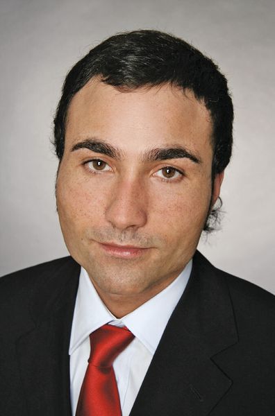 Dipl.-Ing. Pedro Robles- Malagrino, Projektmanager Automatisierung bei Siempelkamp: „Unsere Prozesstechnologie in Verbindung mit Siemens in der Systemverantwortung für die Antriebstechnik und den Möglichkeiten von ‚Integrated Drive Systems’ hat uns wichtige Technologievorteile gebracht.“ (Bild: Siempelkamp)