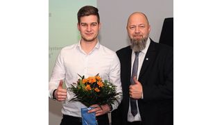 Im Rahmen der Mitgliederversammlung gratulierte Obermeister Martin Krohn (re.) Timo Deltschaft zum dritten Platz beim Bundesleistungswettbewerb. (Zietz/»kfz-betrieb«)