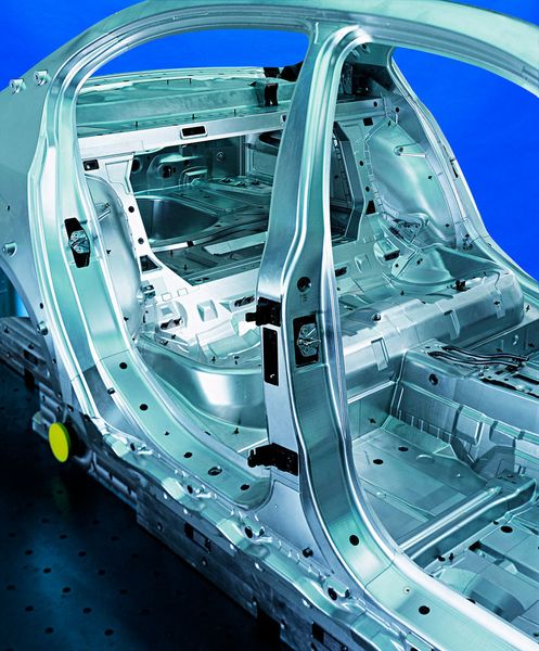 An Cubing-Modellen werden in der Automobilproduktion sämtliche Anbauteile eines Fahrzeugs vom Scheinwerfer bis zur Heckklappe geprüft. Die Fertigung des kompletten Modells erfordert mehrere tausend Frässtunden. (Fritzmeier)